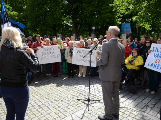 Eiki Nestor, Heljo Pikhof, Helmen Kütt, Urmas Kruuse ja Margus Tsahkna kohtusid puuetega inimestega